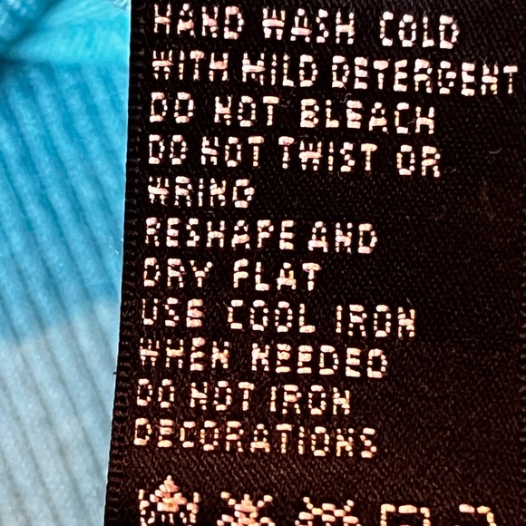 🌼CEST CITY LIGHT BLUE V NECK TOP WITH SEQUINS - SIZE SMALL🌼 - Picture 14 of 14